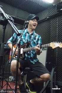 许冠杰娱乐,娱乐界的传奇巨星，笑傲江湖的“歌神”